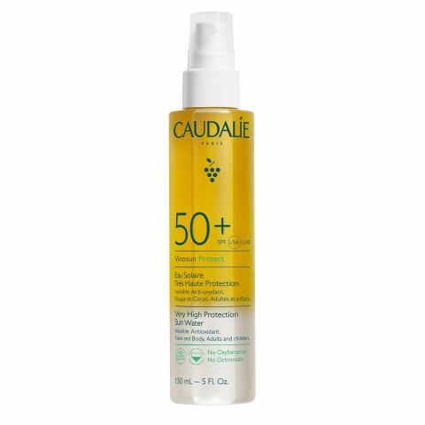 Снимка на Слънцезащитна вода за лице, тяло и коса с много висока защита, 150 мл. Caudalie Vinosun Protect SPF50+ за 65.39лв. от Аптека Медея